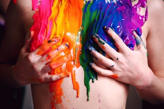 poitrine peinture arc en ciel onlyfans