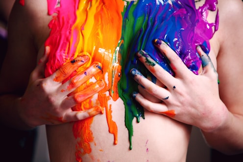 poitrine peinture arc en ciel onlyfans