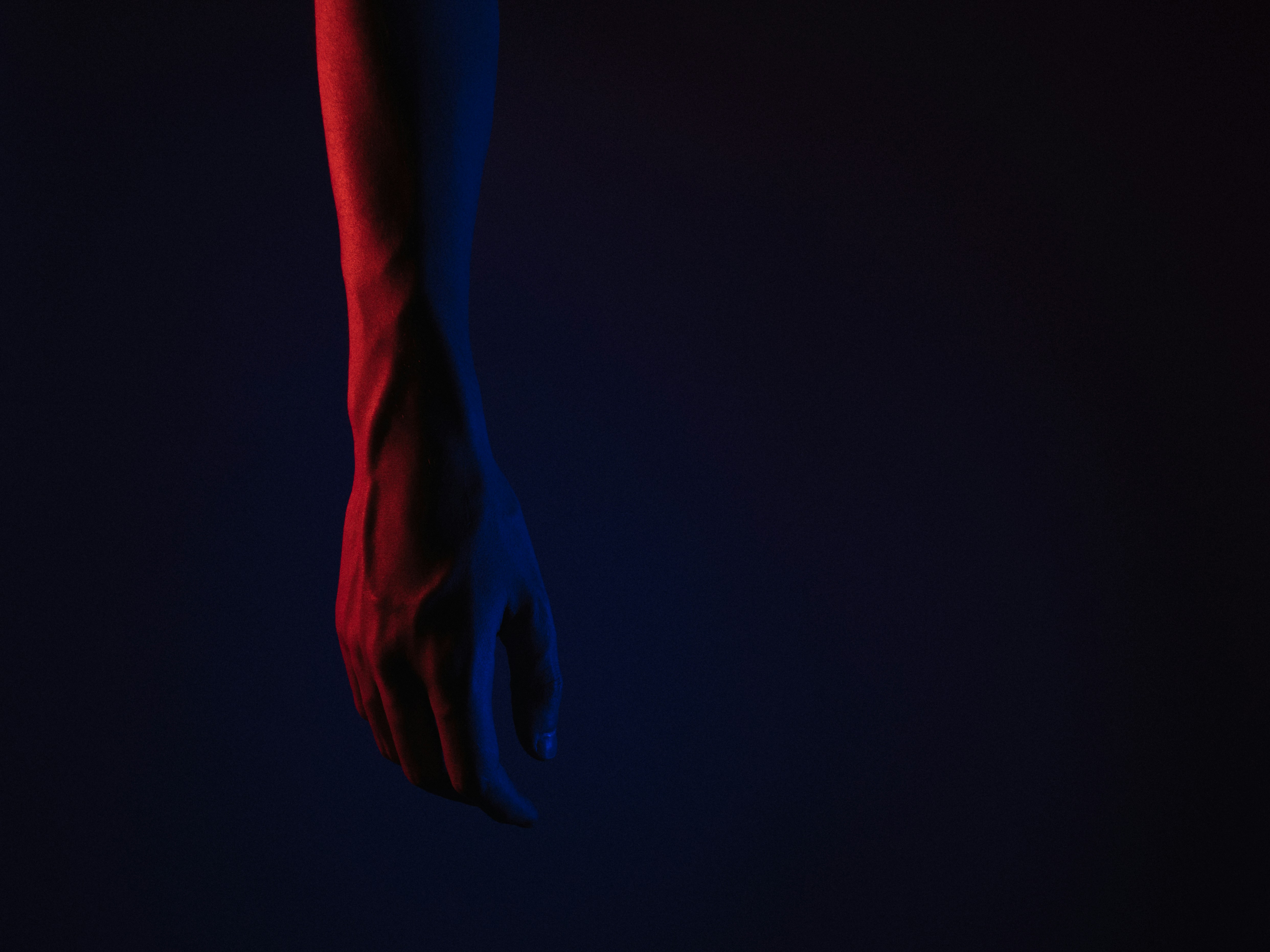 mão de pessoas com tinta azul