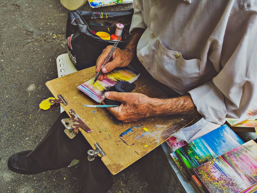 Person mit gelbem und schwarzem Stift