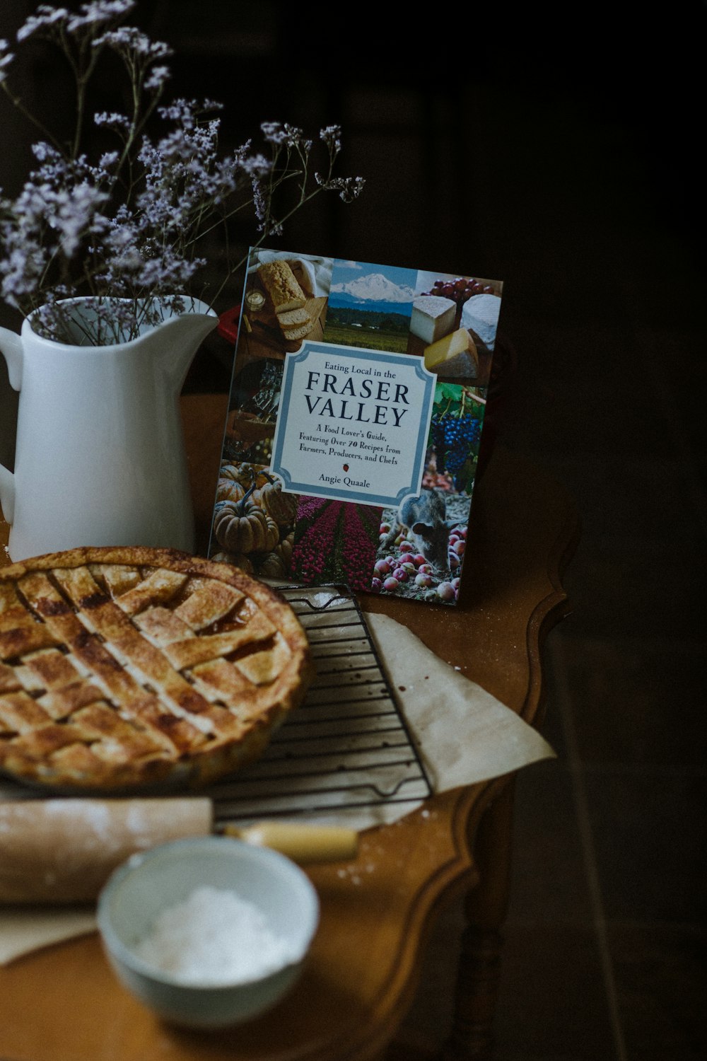 Tarte brune sur table en bois marron