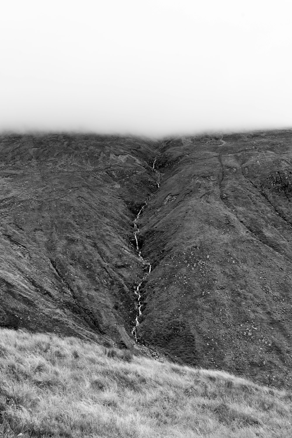 Photo en niveaux de gris de la chaîne de montagnes