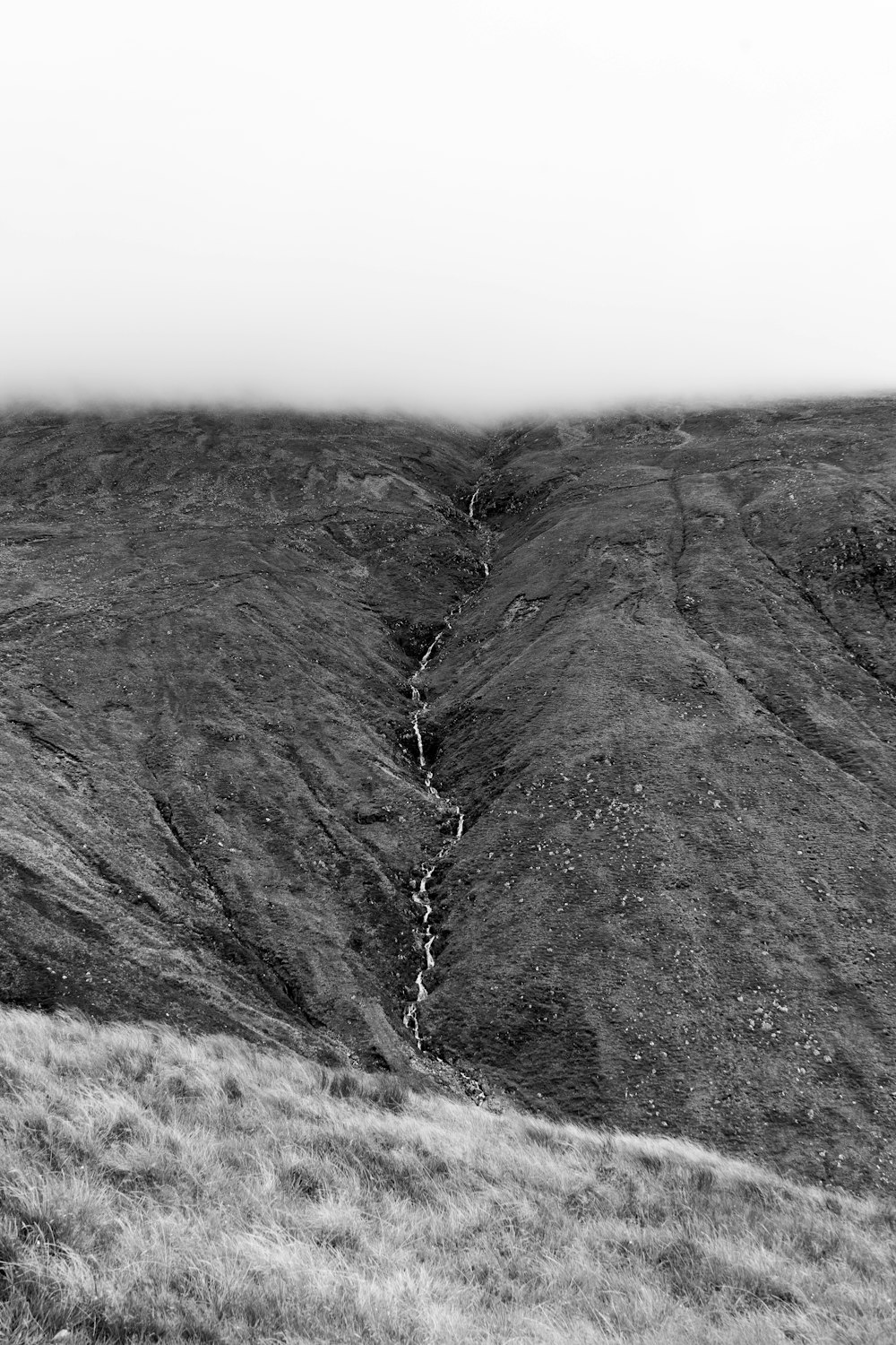 Graustufenfoto der Bergkette