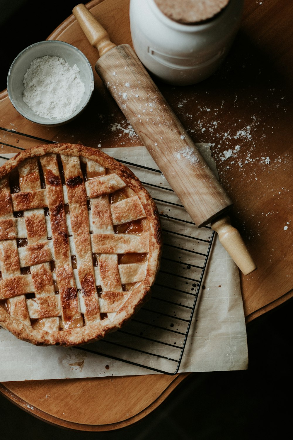 Tarte brune sur table en bois marron