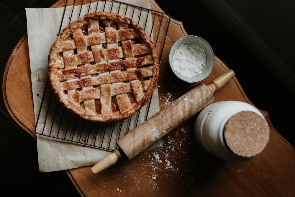 torta marrone su tavolo di legno marrone