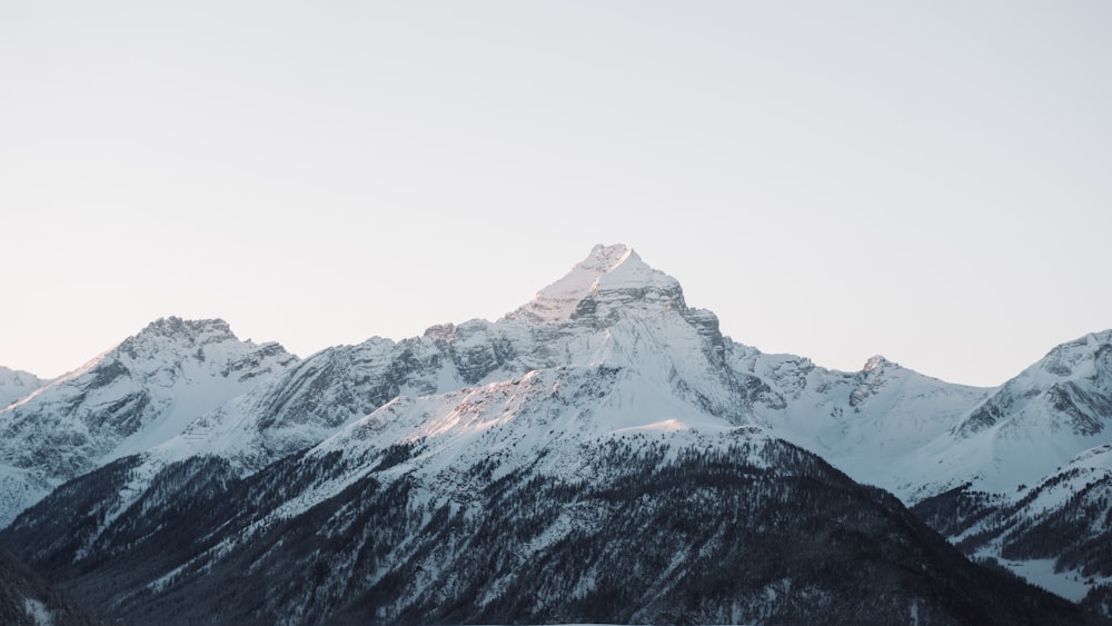 昼間の雪山