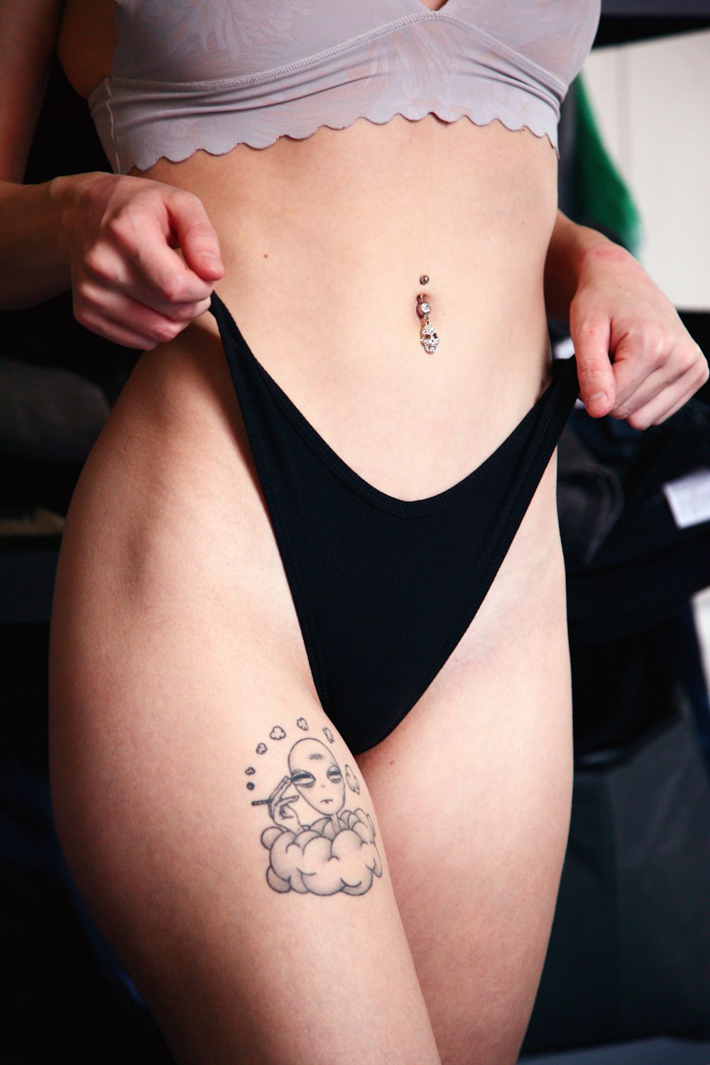Frau in schwarzem Büstenhalter mit Tattoo auf dem Rücken