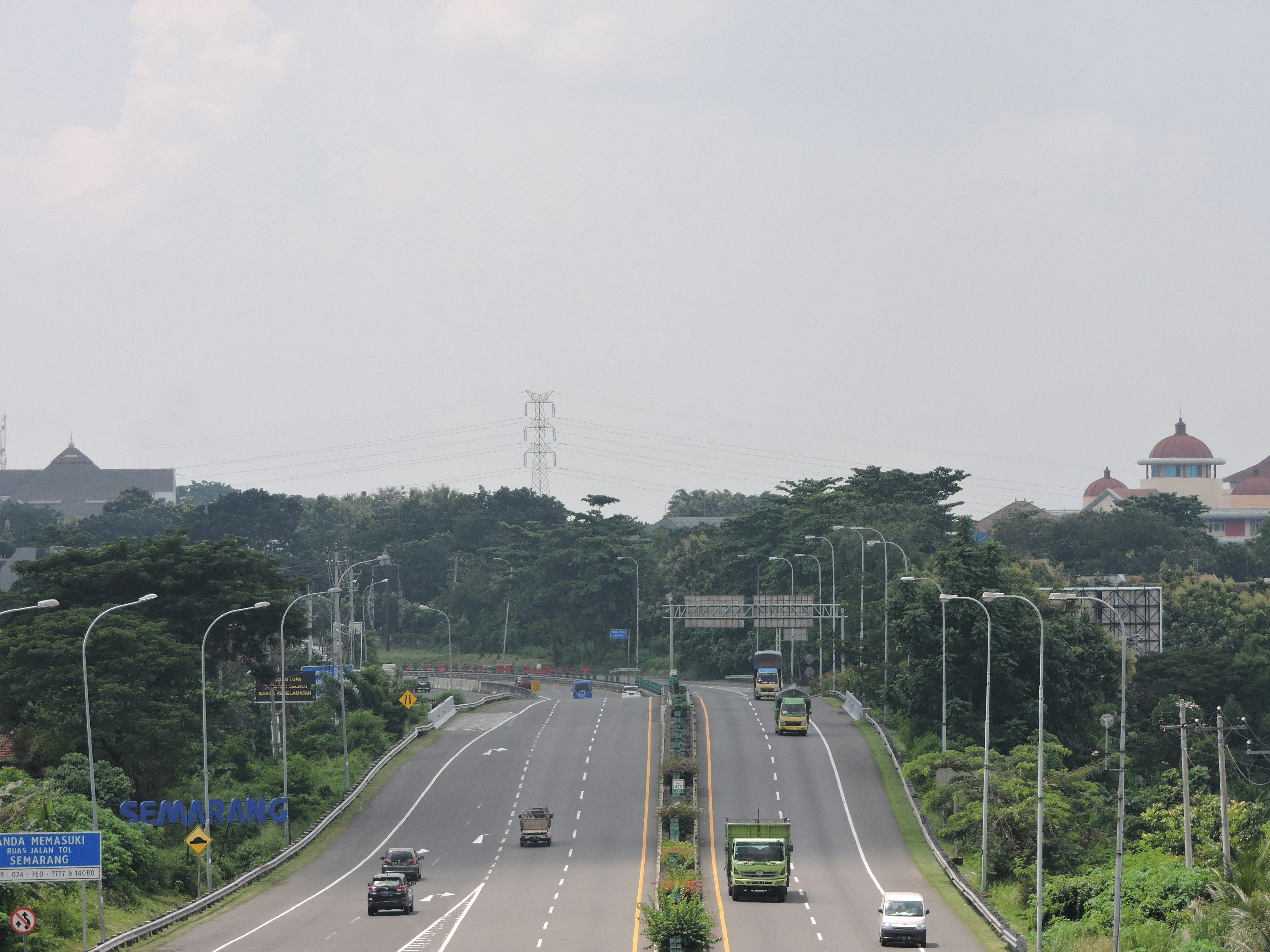 gray concrete road between green trees during daytime, The streets are quiet because of the 19th COVID epidemic