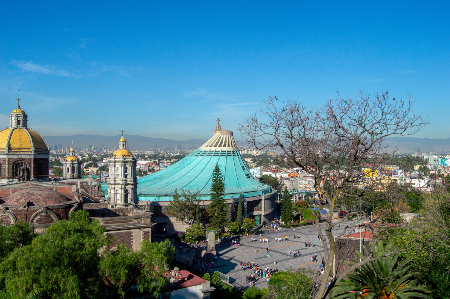 basilica de Guadalupe a città del Messico vista dall'alto con il sole