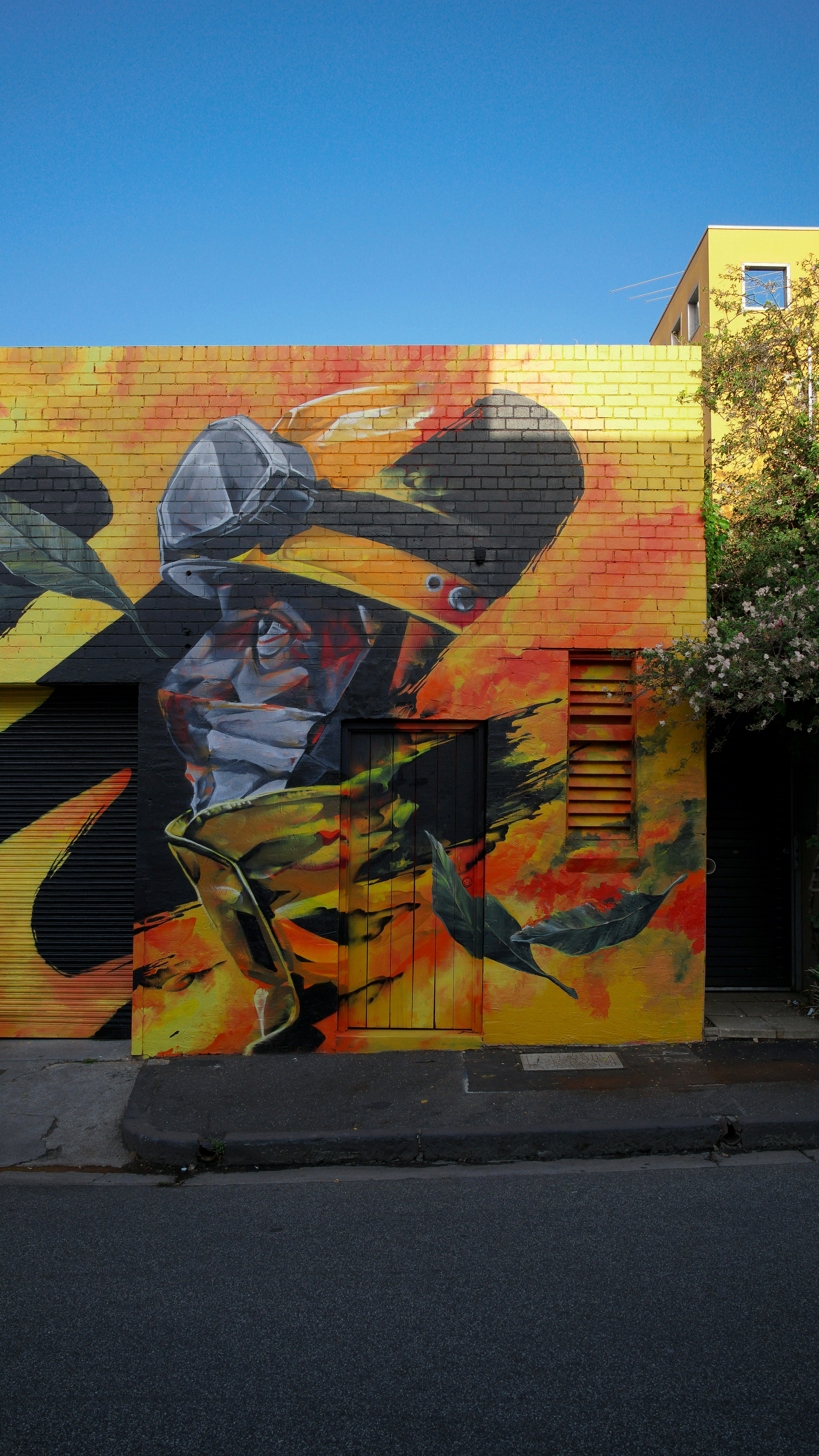 壁に黄色、赤、黒の落書き