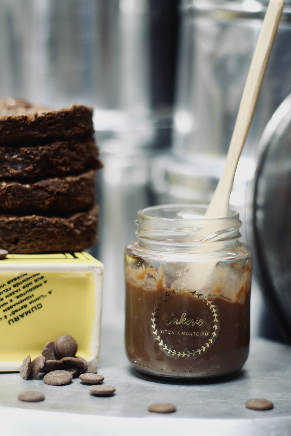 gâteau au chocolat sur pot en verre transparent