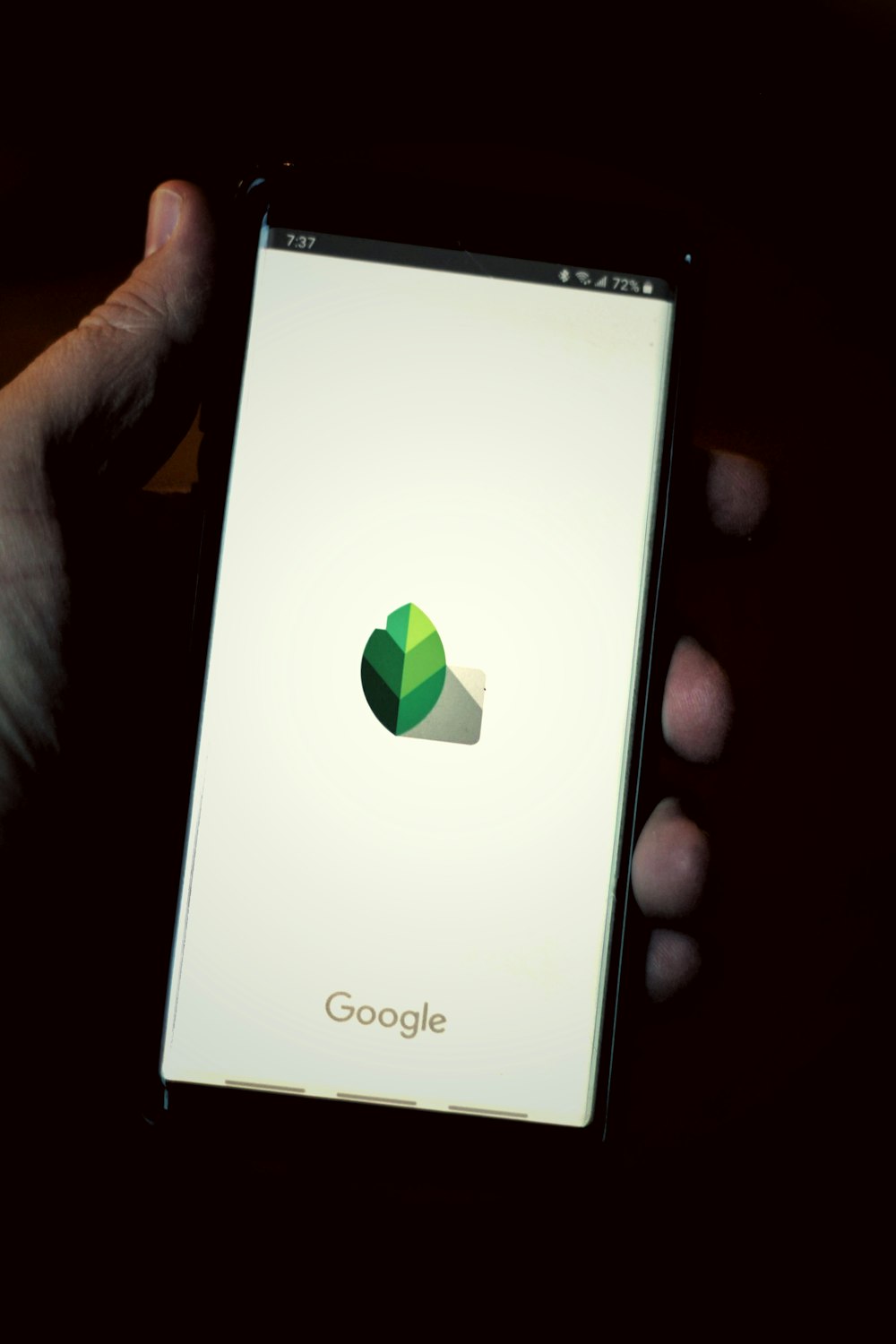 Smartphone Sony Xperia blanco que muestra la búsqueda de Google
