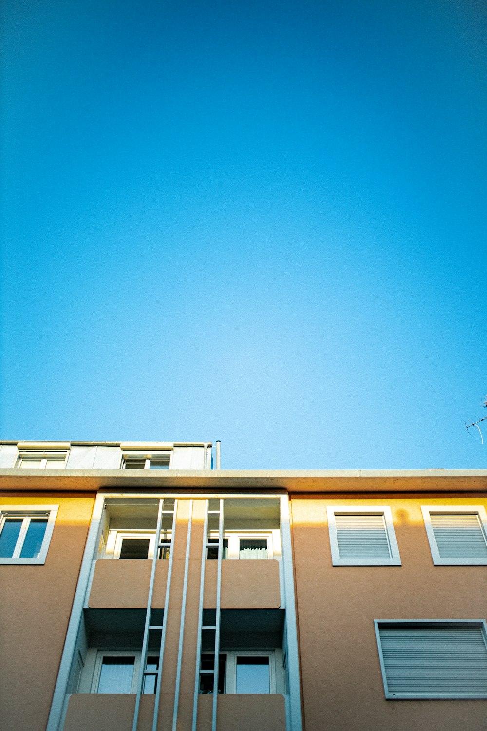 昼間の青空の下の白と青のコンクリートの家