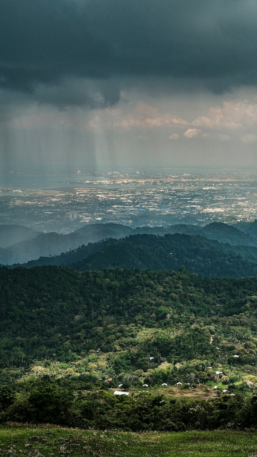 Grüne Berge tagsüber unter weißen Wolken