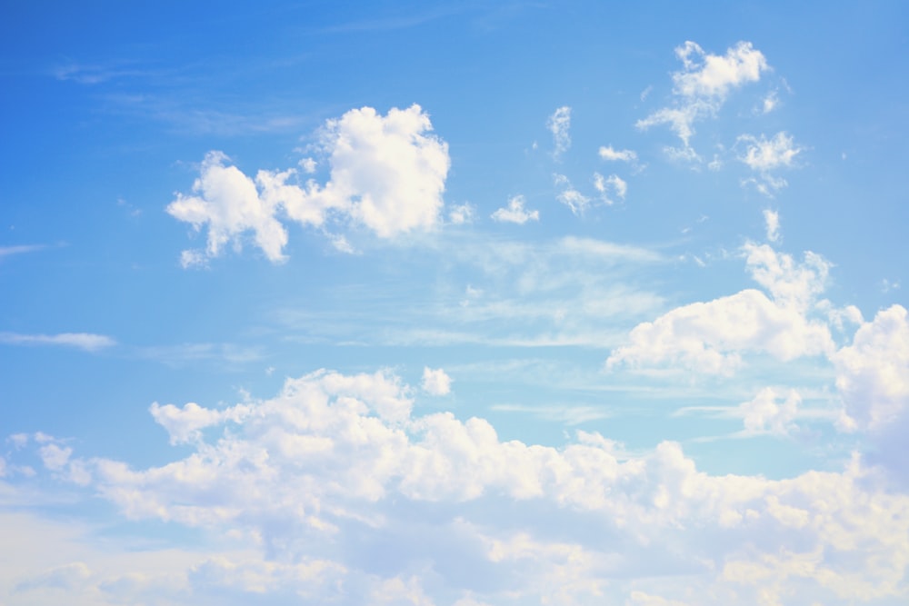 nuvole bianche e cielo blu durante il giorno