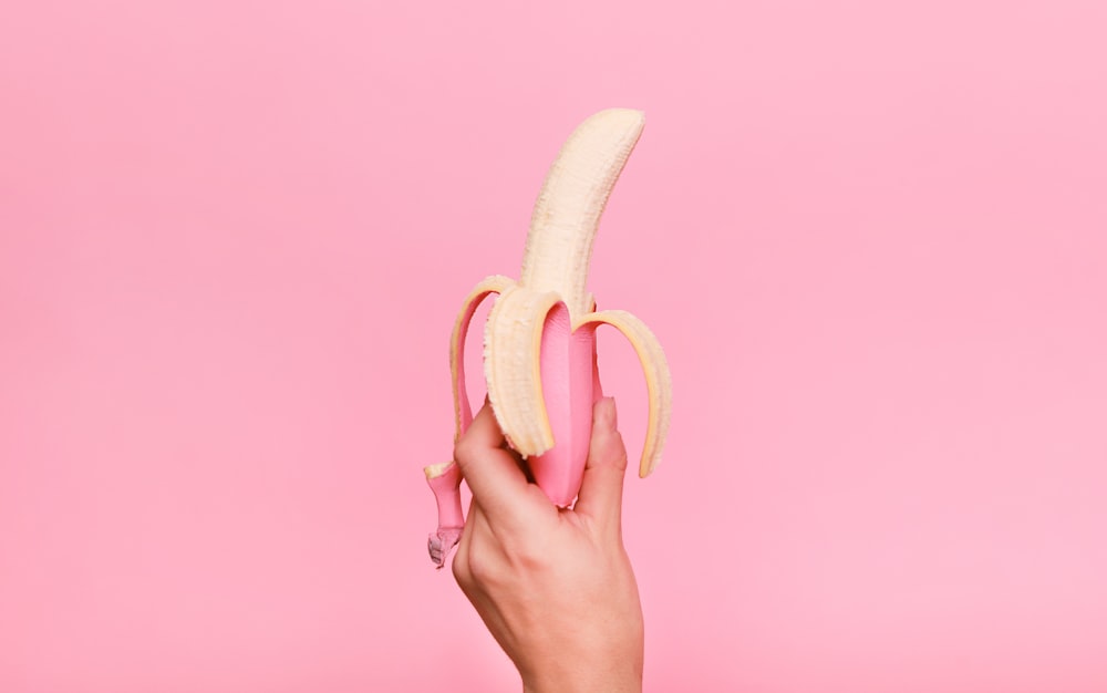 persona sosteniendo rodajas de plátano