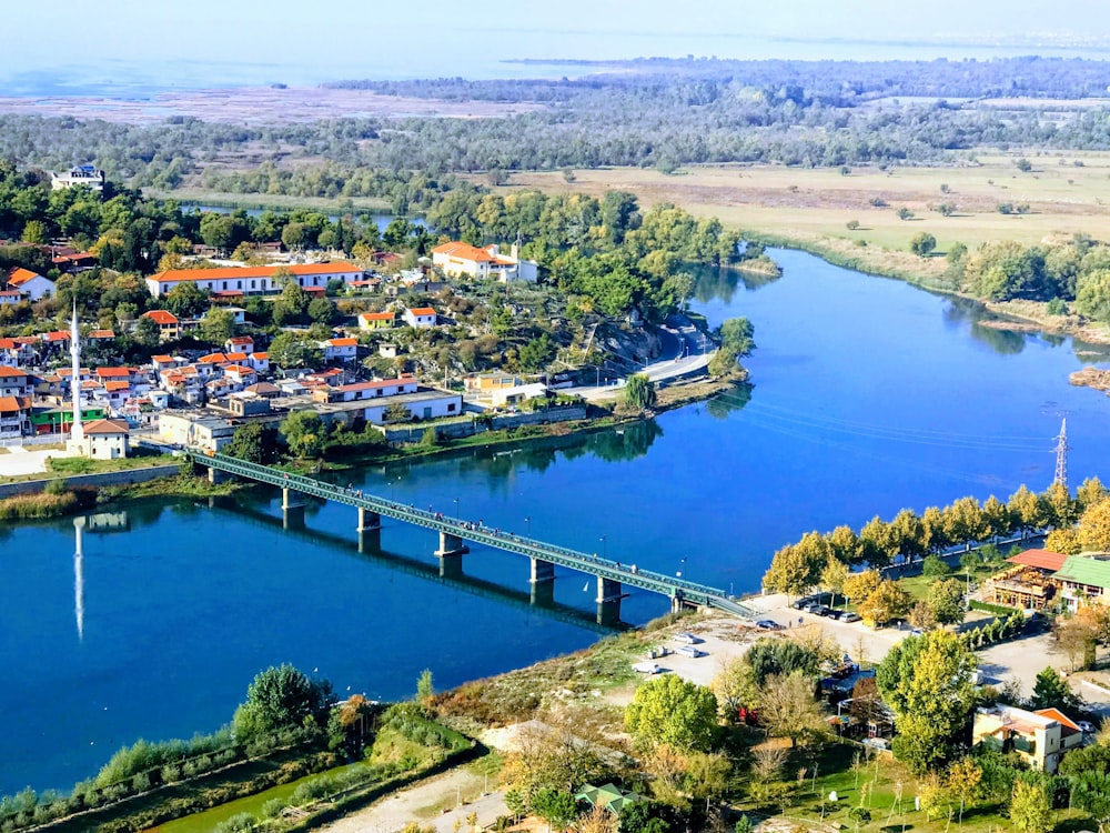 Vista aérea de la ciudad cerca del cuerpo de agua durante el día