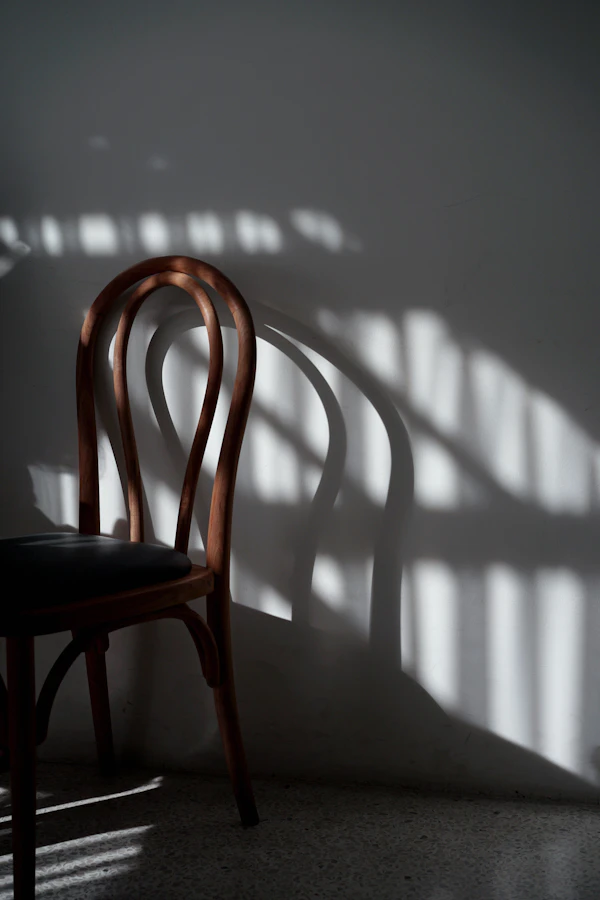 Cadeira junto a uma janela com luz da tarde