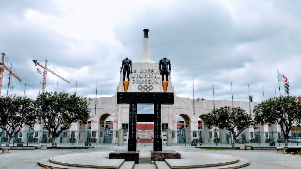 Estatua de la cruz negra y marrón