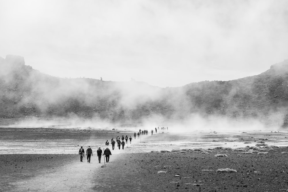 Gente caminando por la playa durante el día