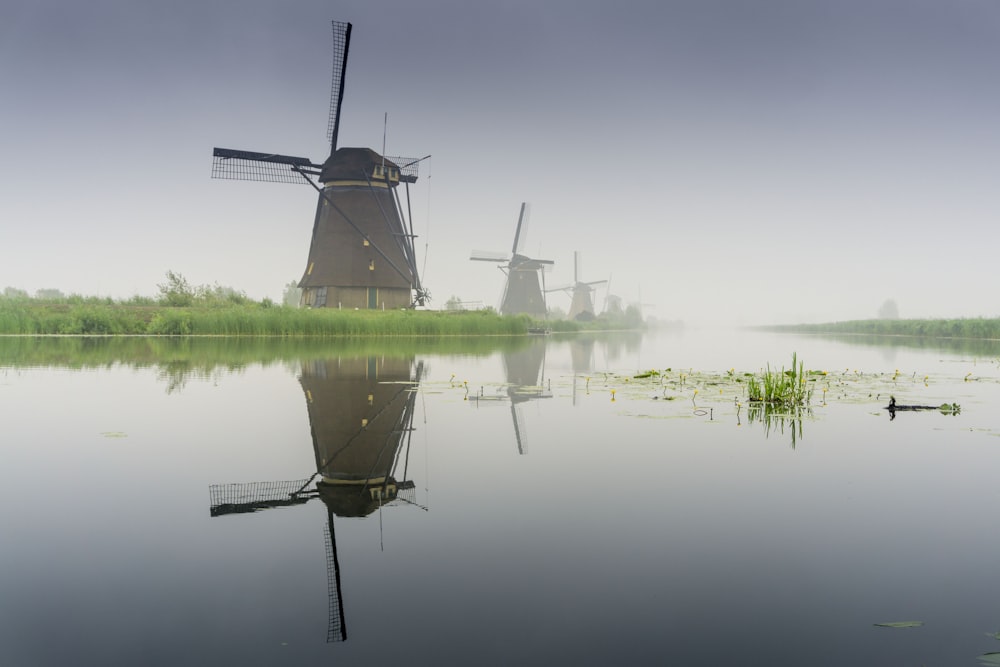 Windmühle in der Nähe des Sees bei Nebel