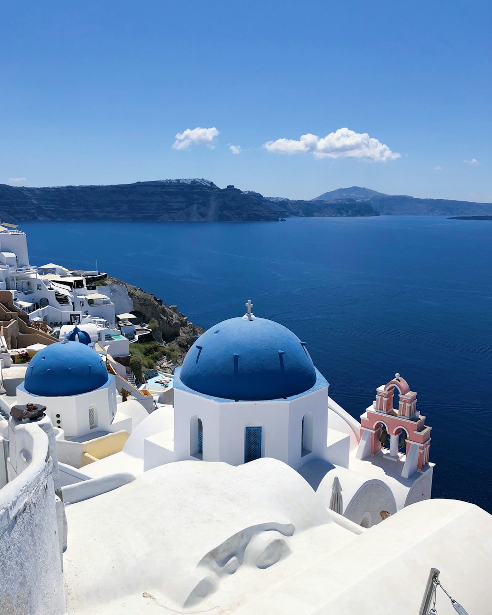 Bâtiment en forme de dôme blanc et bleu près d’un plan d’eau pendant la journée