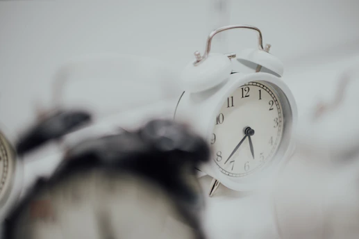 white round analog alarm clock at 10 00