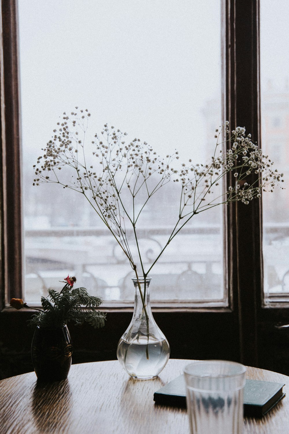 flor blanca en jarrón de vidrio transparente