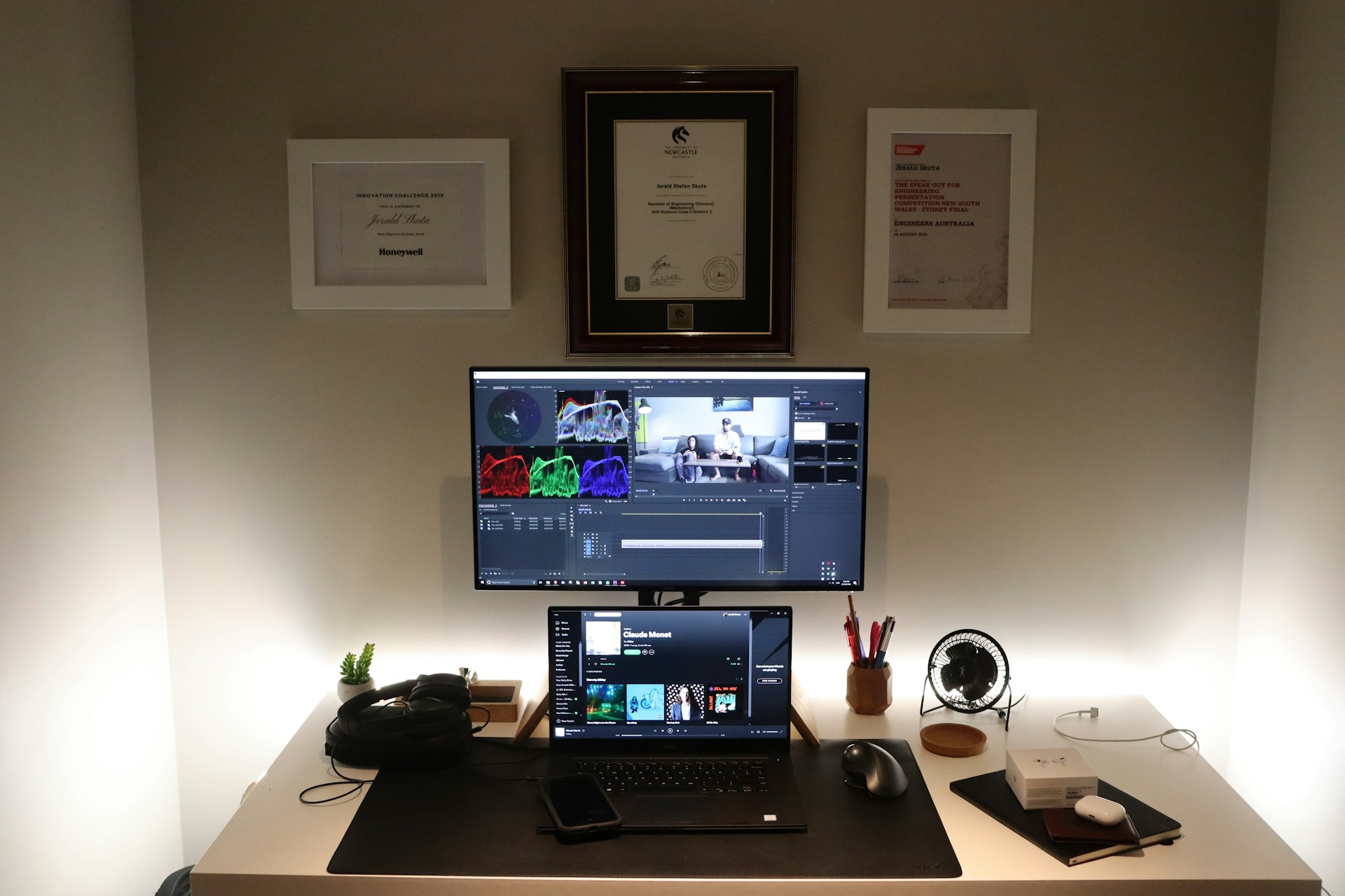 gray computer monitor