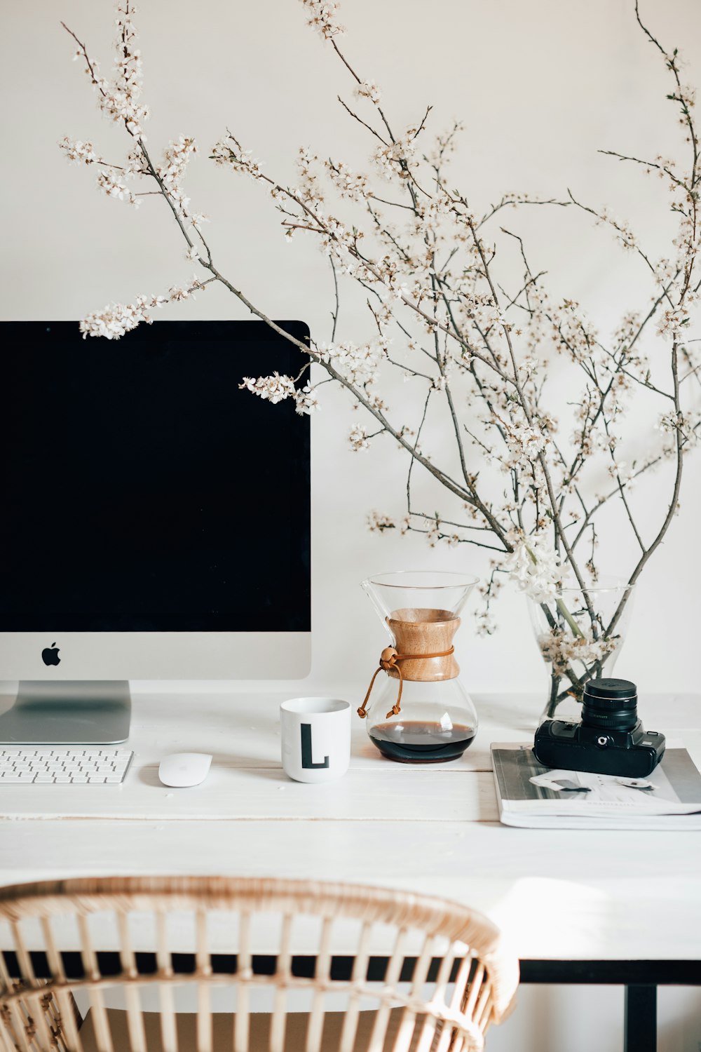 iMac prateado na mesa branca