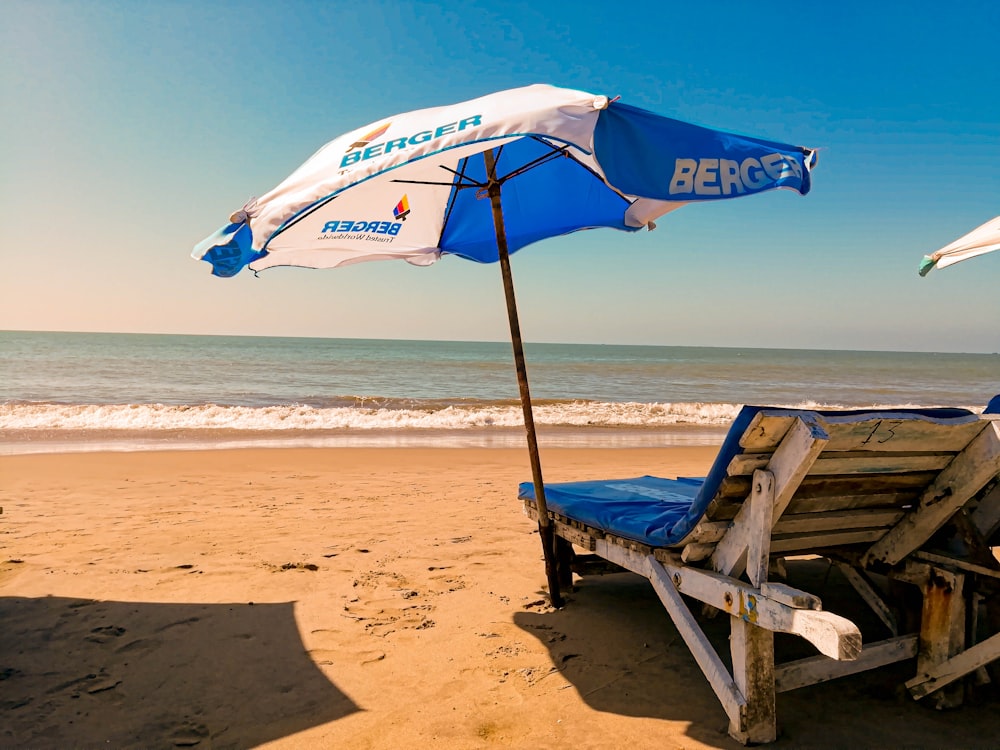 sedia di legno marrone sulla spiaggia durante il giorno