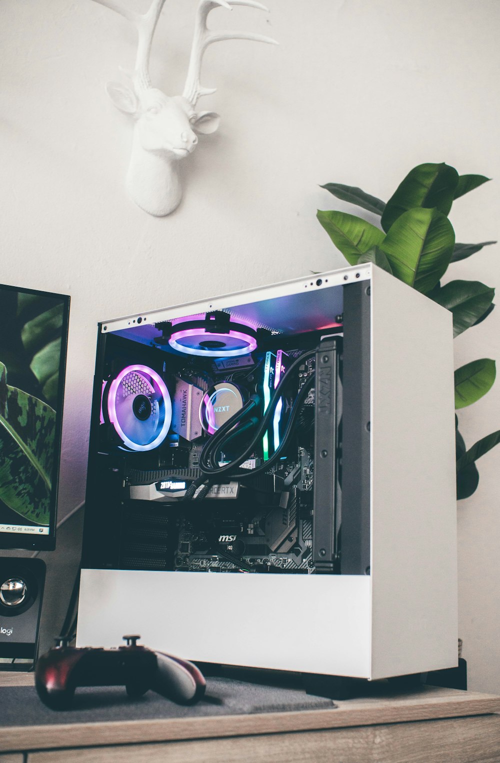 黒と紫のコンピュータータワー