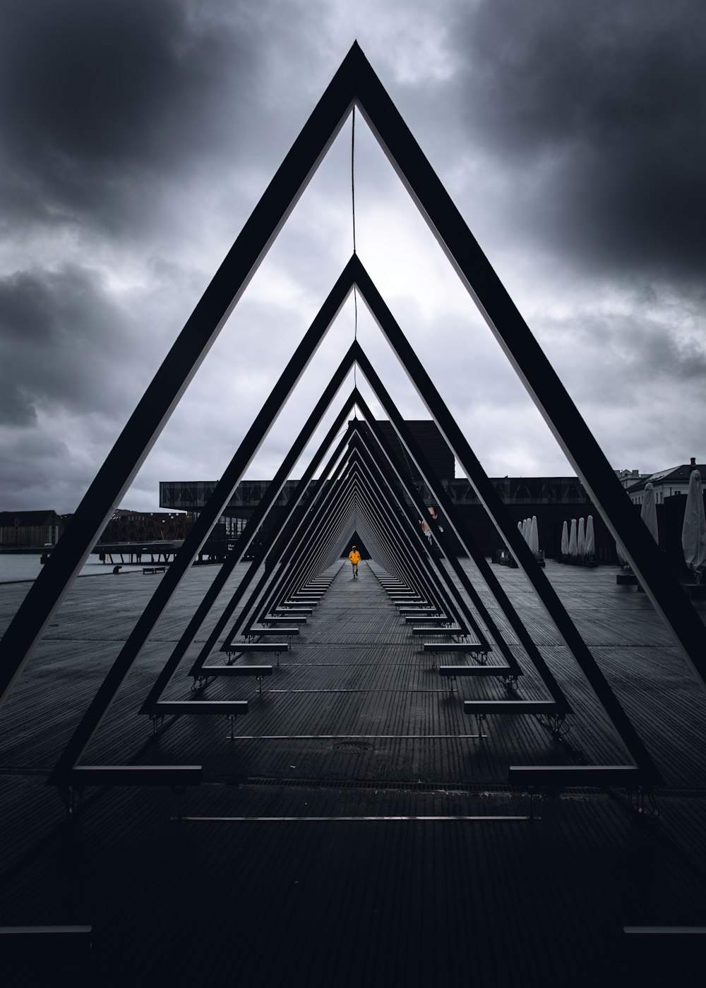 Schwarze Metallbrücke auf See unter grauen Wolken