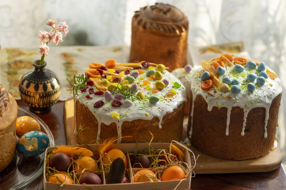 Bizcocho marrón y blanco con frutos naranjas por encima