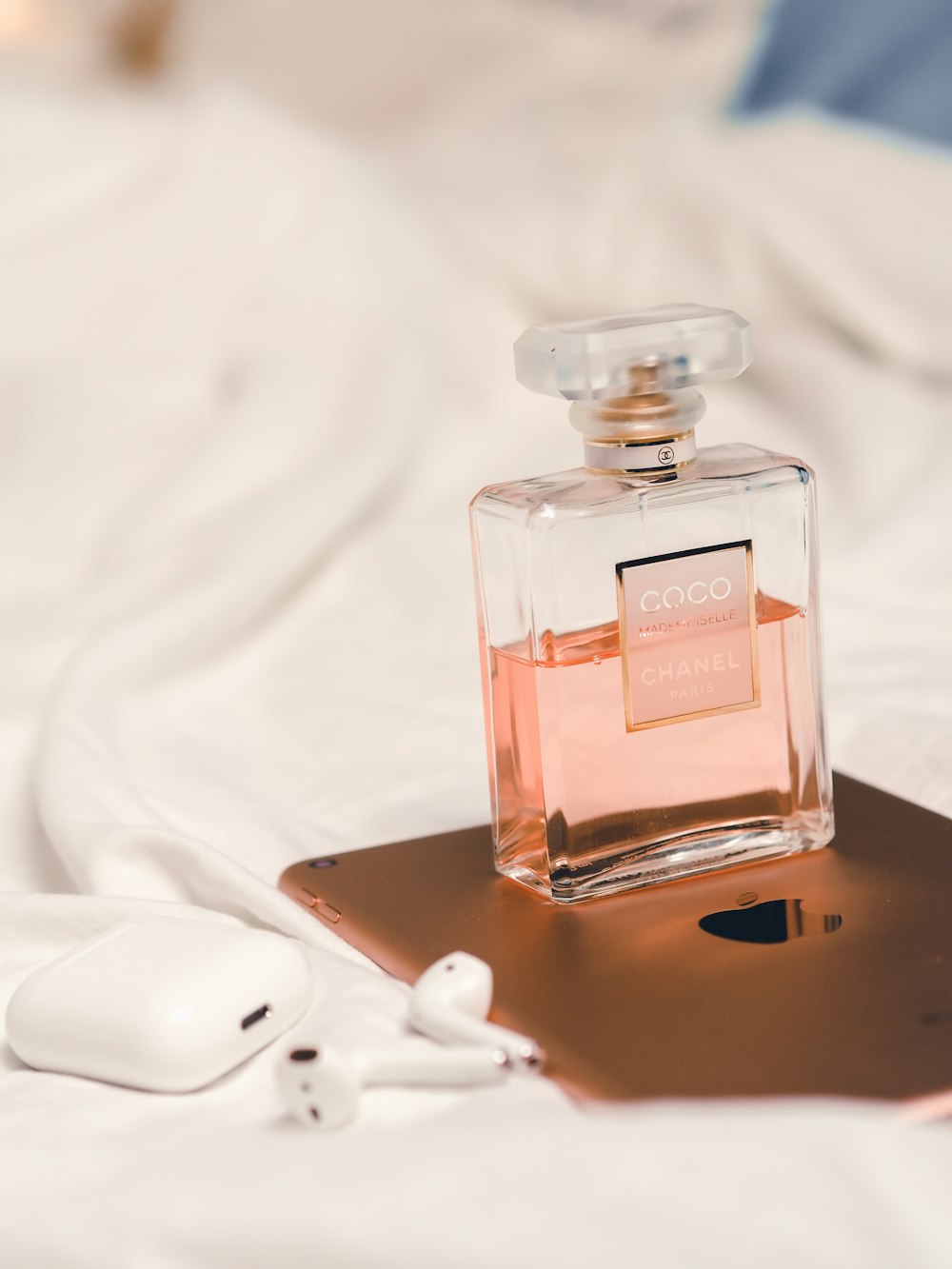 Clear glass perfume bottle on white textile photo – Free