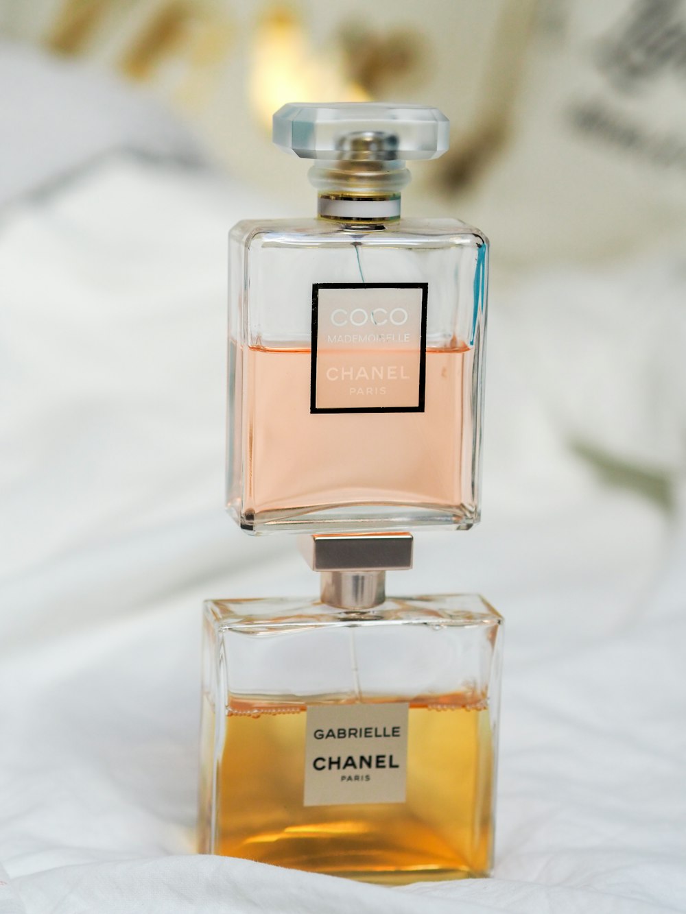clear glass perfume bottle on white textile photo – Free Image on Unsplash