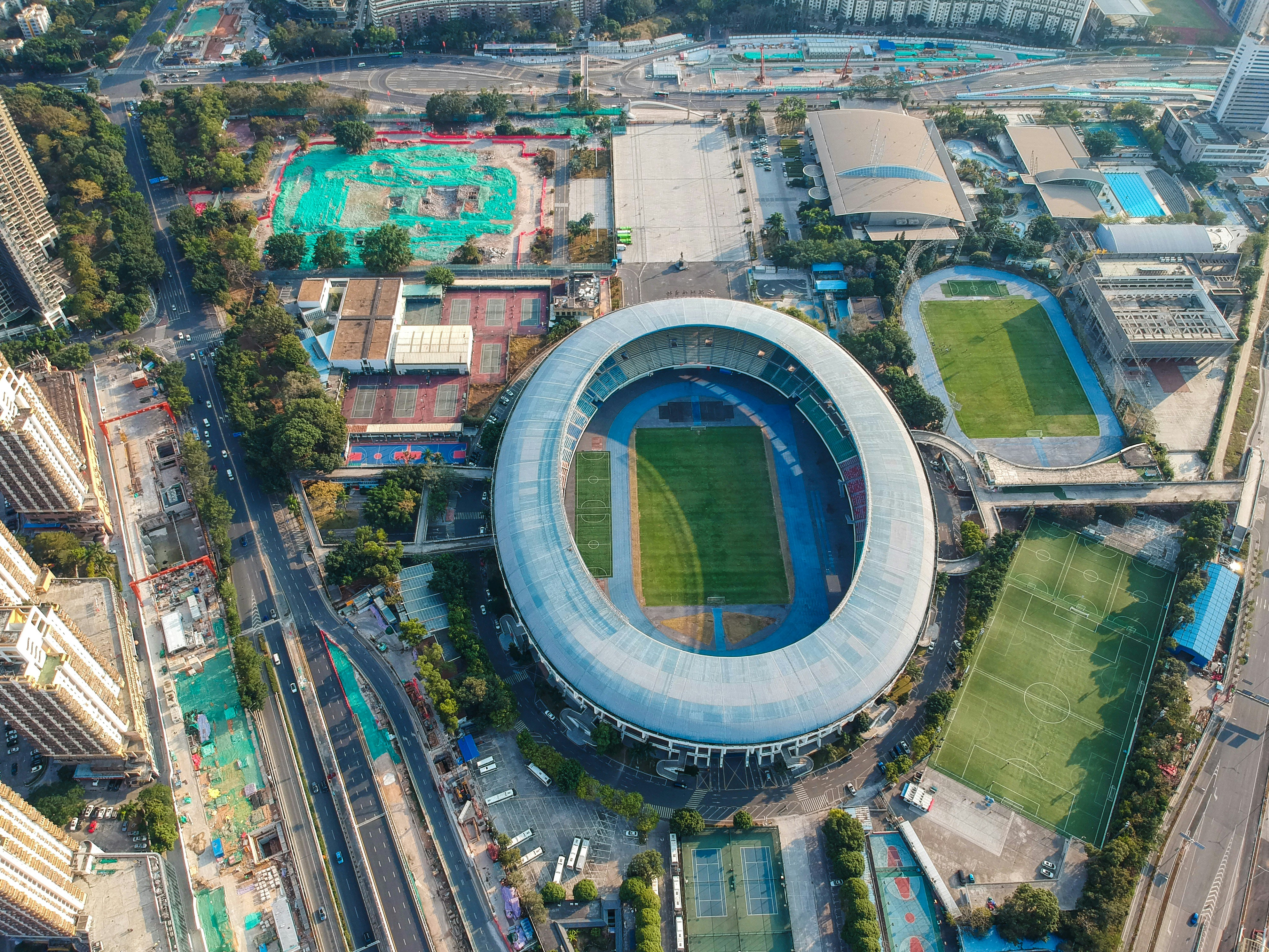 Vista aérea de un estadio brasileño durante un partido nocturno