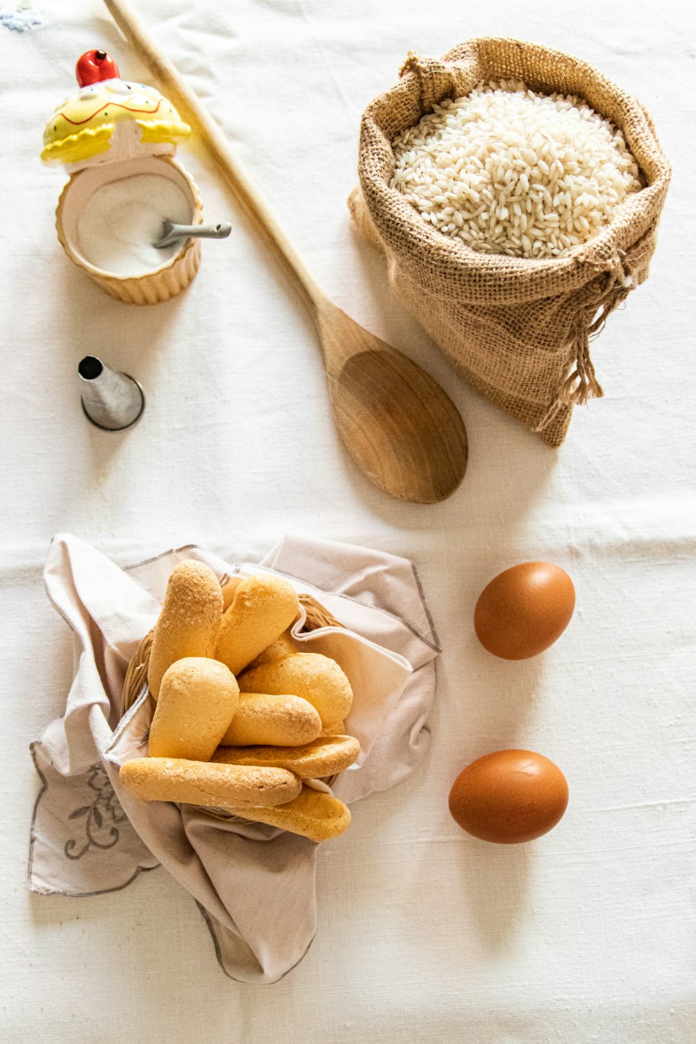 brauner Holzlöffel mit orangefarbenen Früchten