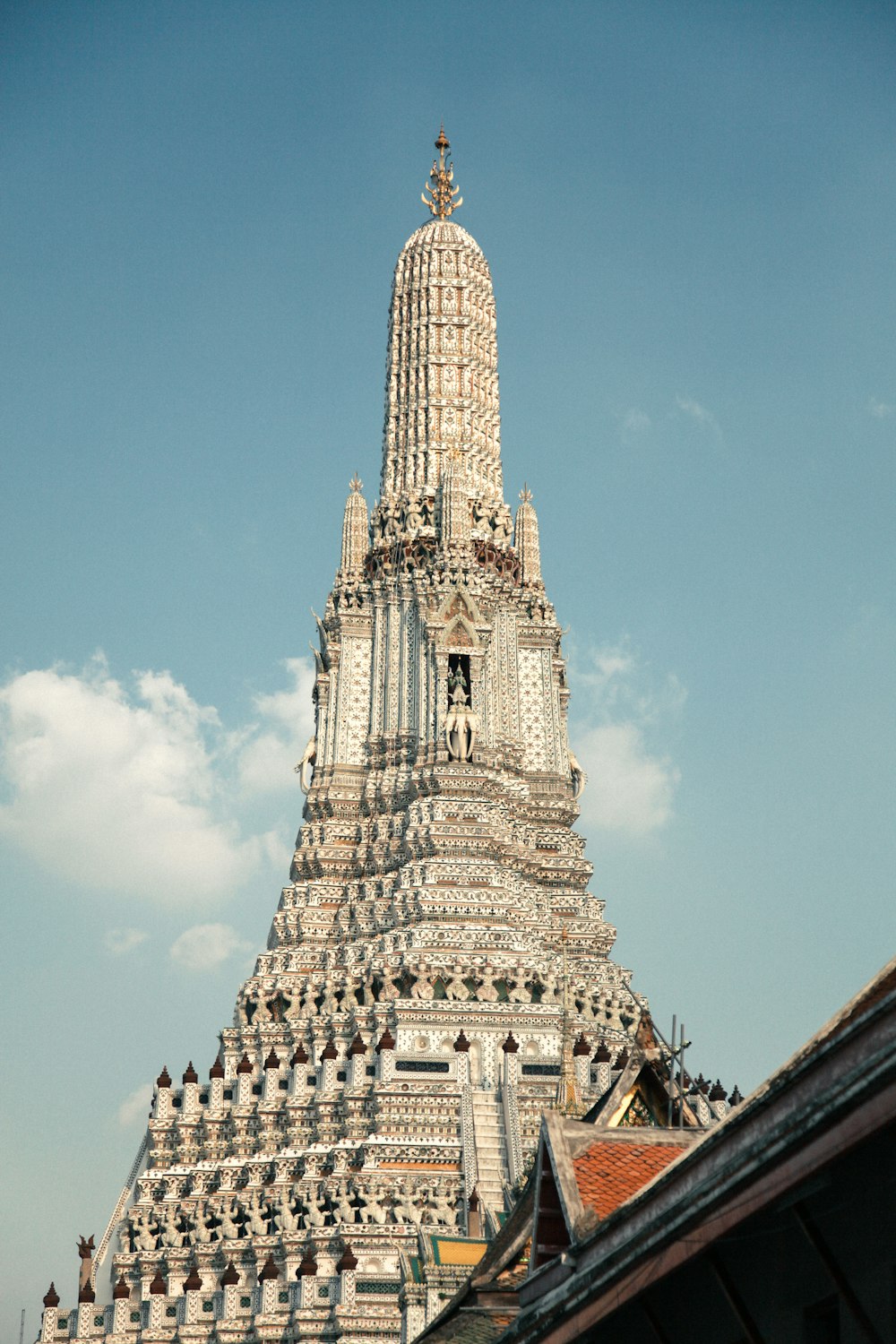 edifício de concreto branco sob o céu azul durante o dia