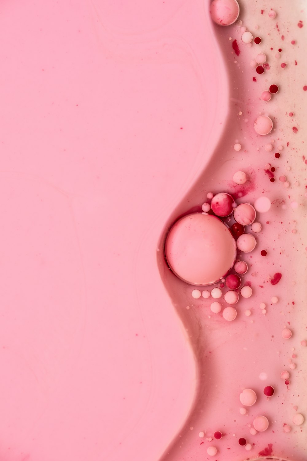 weiße runde Perlen auf rosa Oberfläche