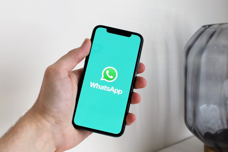 Persona usando WhatsApp en el celular