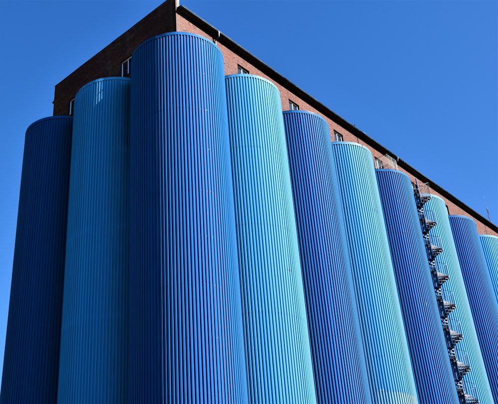 Bâtiment orange et bleu pendant la journée