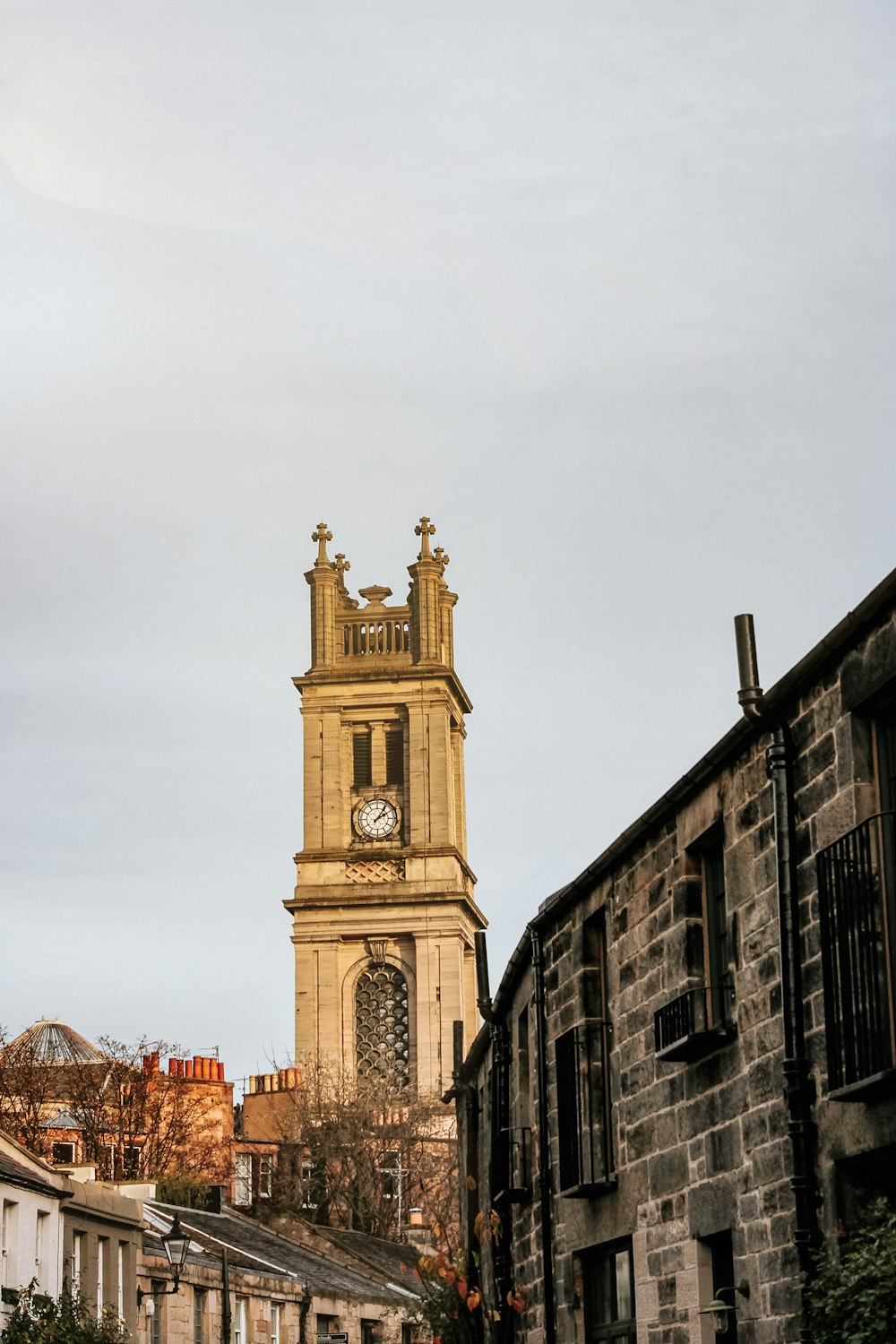 Bâtiment en béton brun et blanc