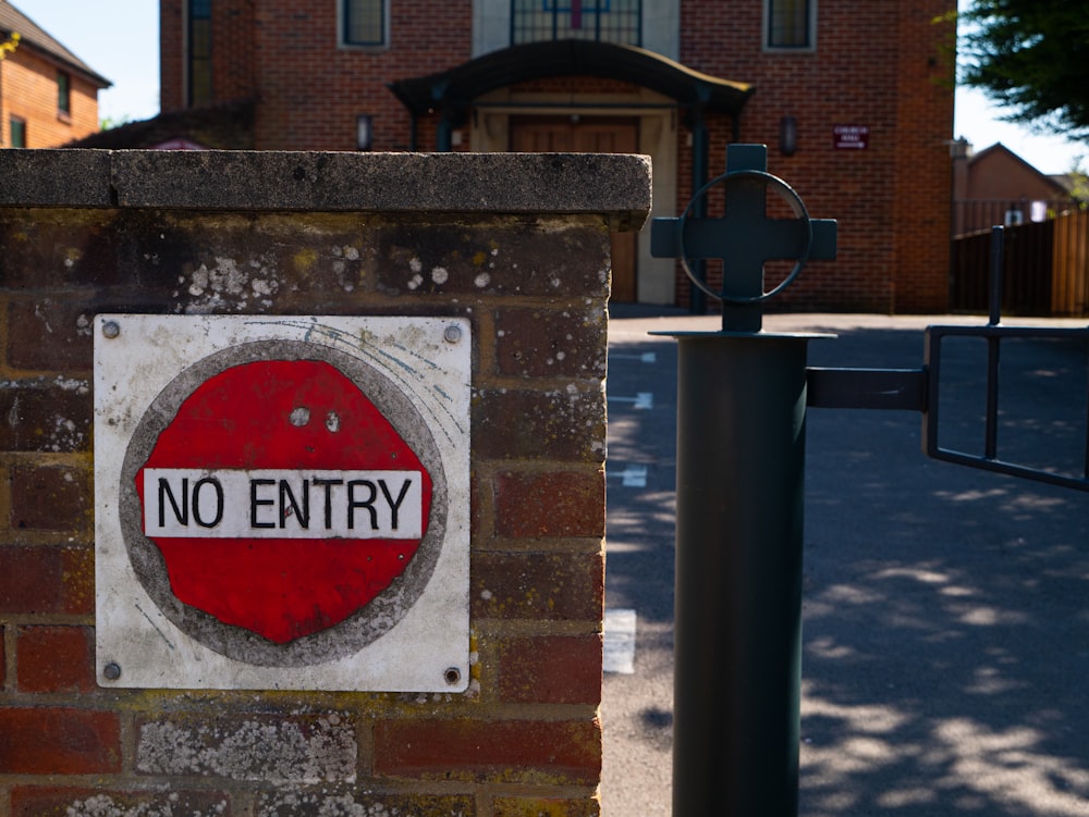 red and white stop sign