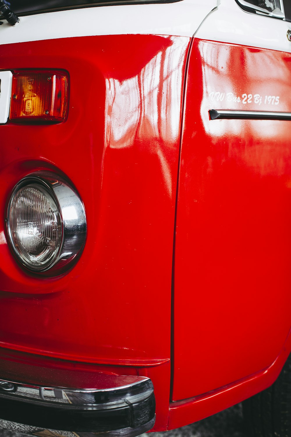 voiture rouge avec poignée de porte chromée