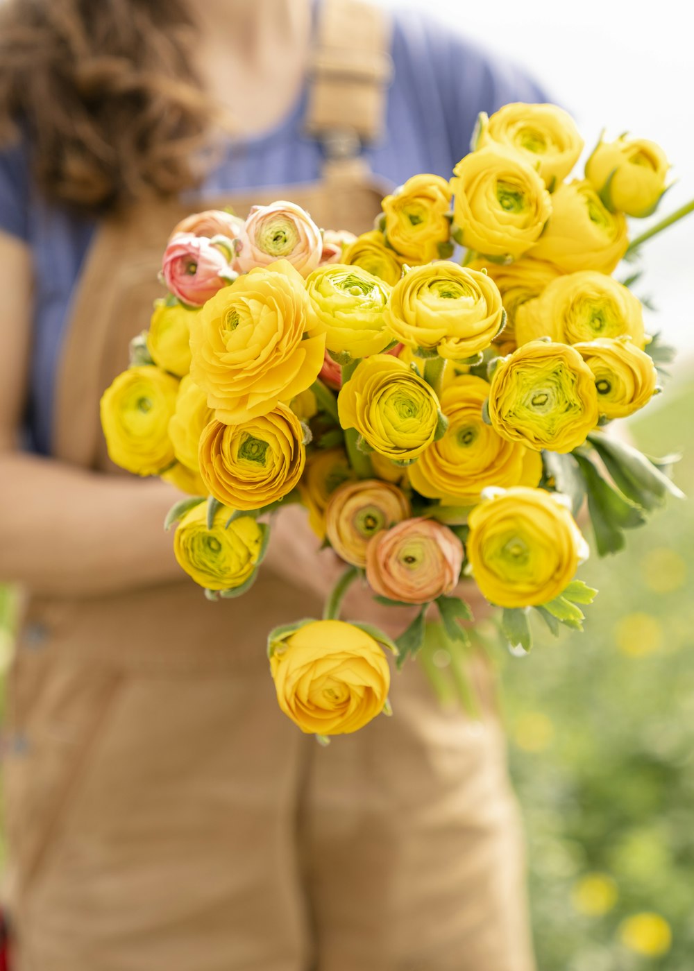 yellow rose bouquet in selective focus photography