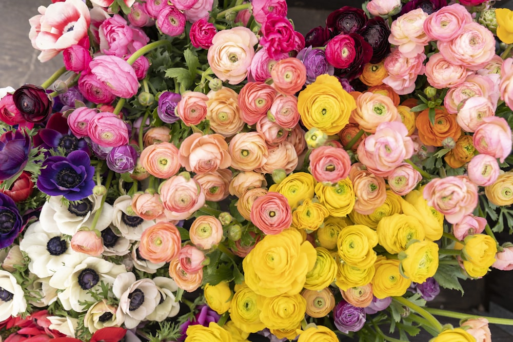 bouquet di fiori rosa, verdi e bianchi