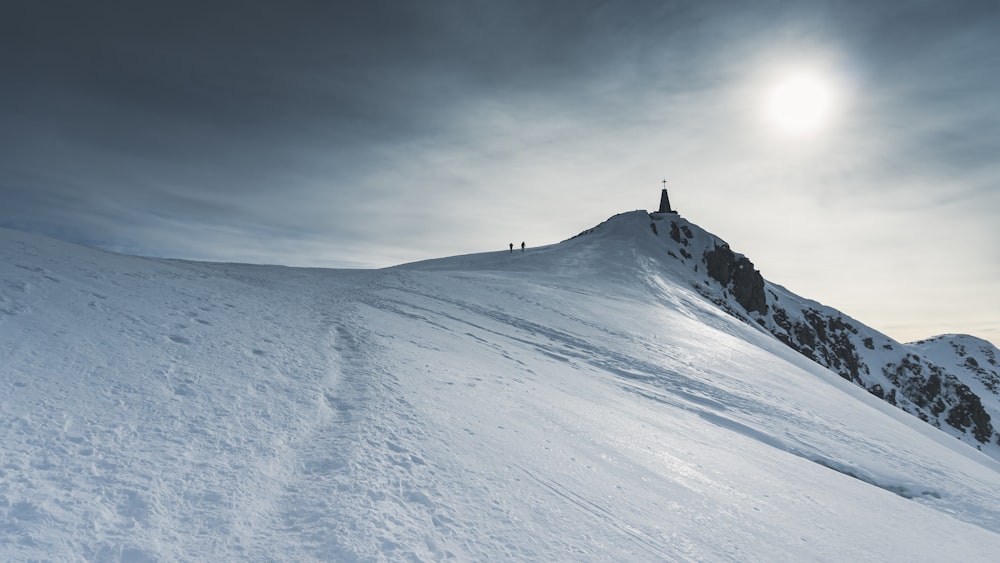 Person, die tagsüber auf einem schneebedeckten Feld spazieren geht