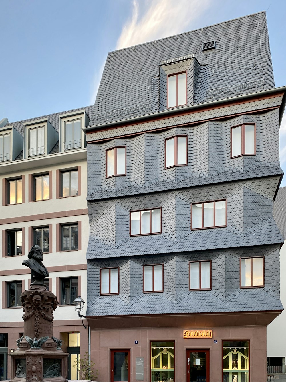 Edificio de hormigón marrón y blanco durante el día