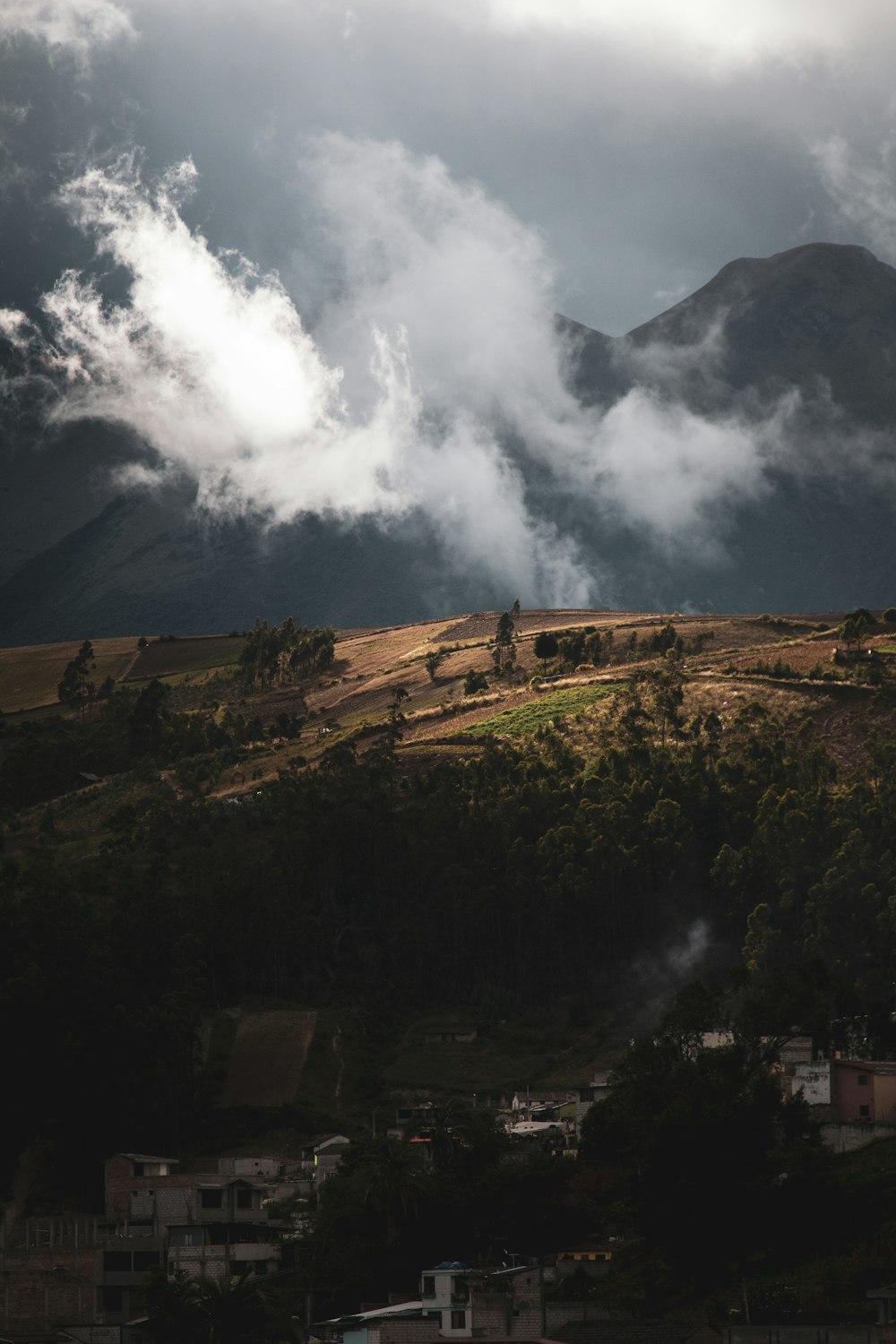 Brauner und grüner Berg tagsüber unter weißen Wolken